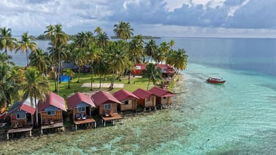 Isla Pelícano-Cabaña sobre el mar